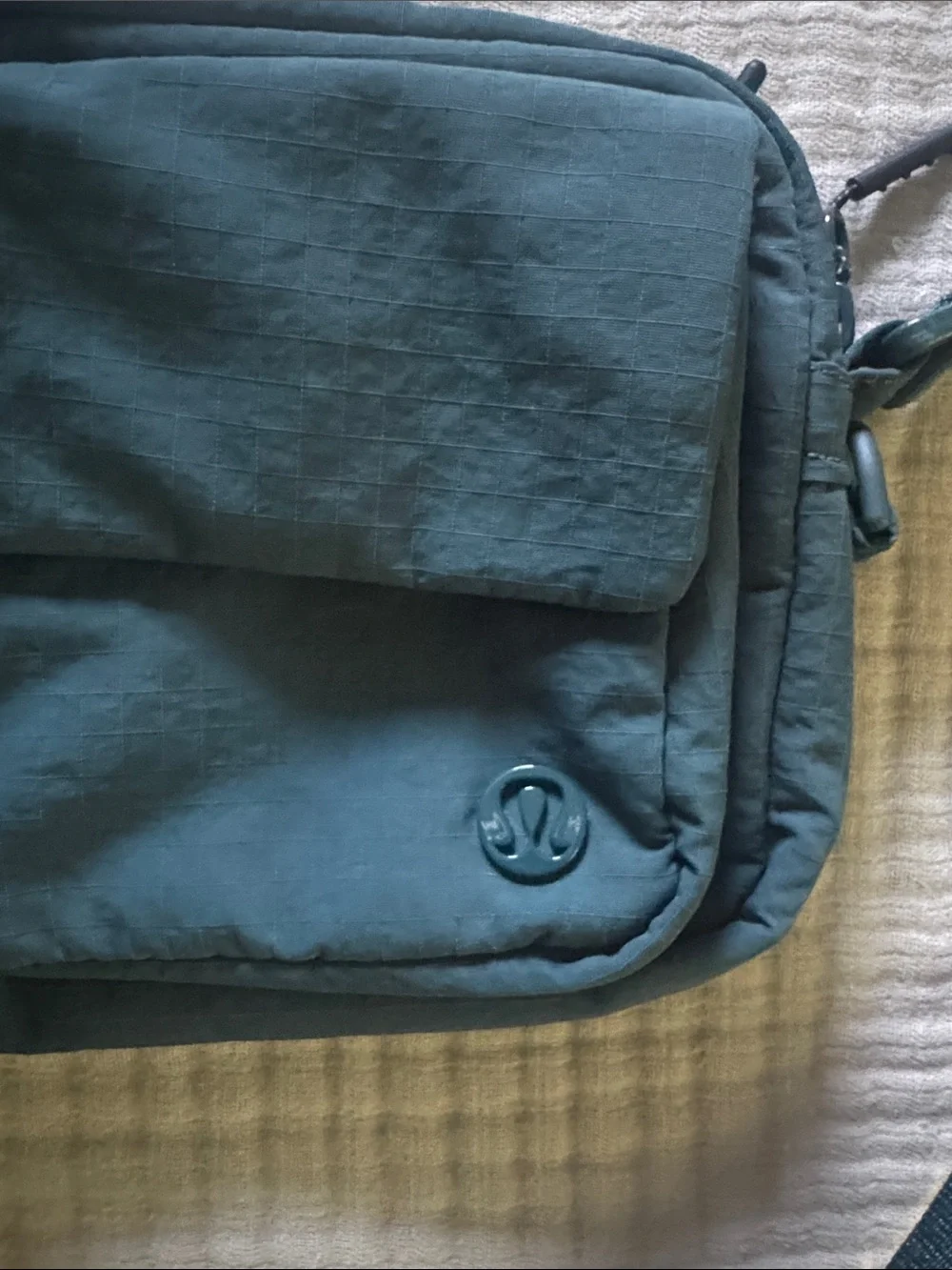 Lululemon Multi pocket Crossbody 2.5L in Teal